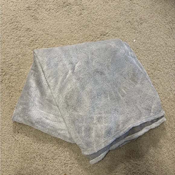 Grey fuzzy blanket - Picture 1 of 3